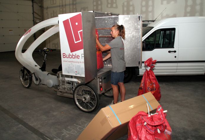 Het bedrijf Bubble Post verzamelt in een loods nabij de E17 pakjes van bestelwagens. Per cargofiets worden ze vervolgens tot bij de geadressseerden in het centrum gebracht.