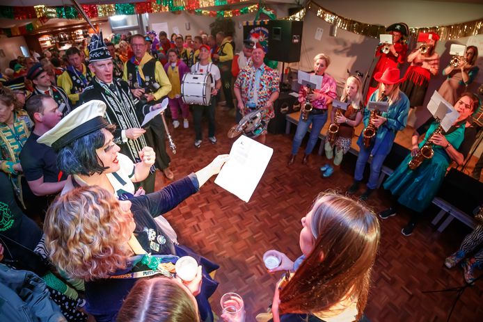 Het laatste Puitenols Liedjesfestival 'zoals het hoort', op 11 november 2019 in Hotel De Kroon. Ook dit jaar was de verkiezing voor beste carnavalslied digitaal, ondanks dat het motto "Blij da'k oe wir zie" anders suggereert.
