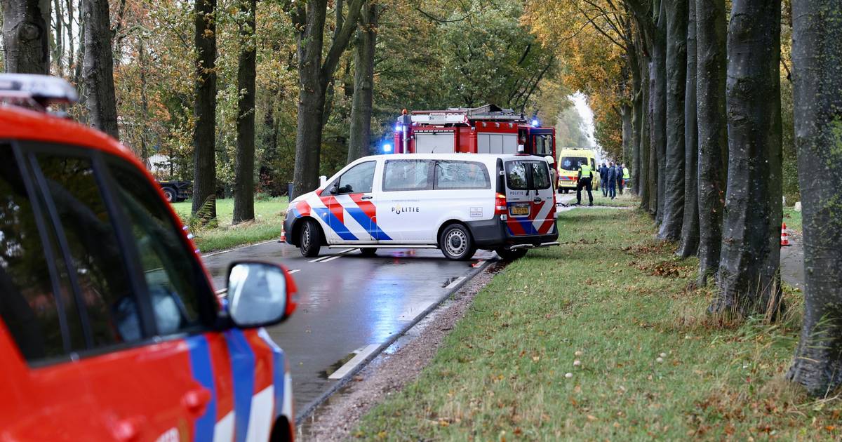 Autobestuurder zwaargewond na botsing tegen boom in Marknesse.