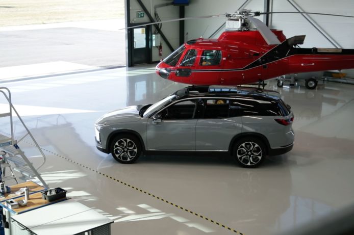 De Nio ES8 is 5,02 meter lang. Daarmee is hij groter dan een Volvo XC90