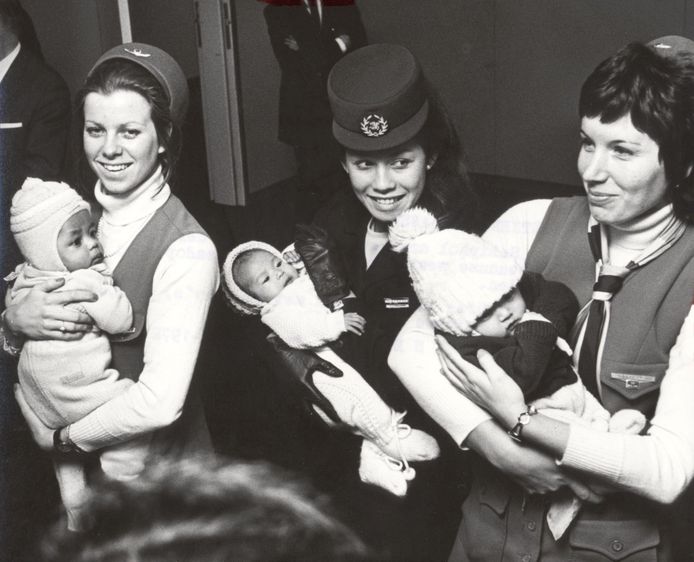 Drie stewardessen met Koreaanse adoptiekinderen op Schiphol in februari 1972 (foto ter illustratie).