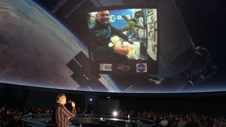 Tijdens de live-verbinding met André Kuipers was te zien hoe Artis de Marsis zweefde door het ruimtestation ISS Beeld Artis