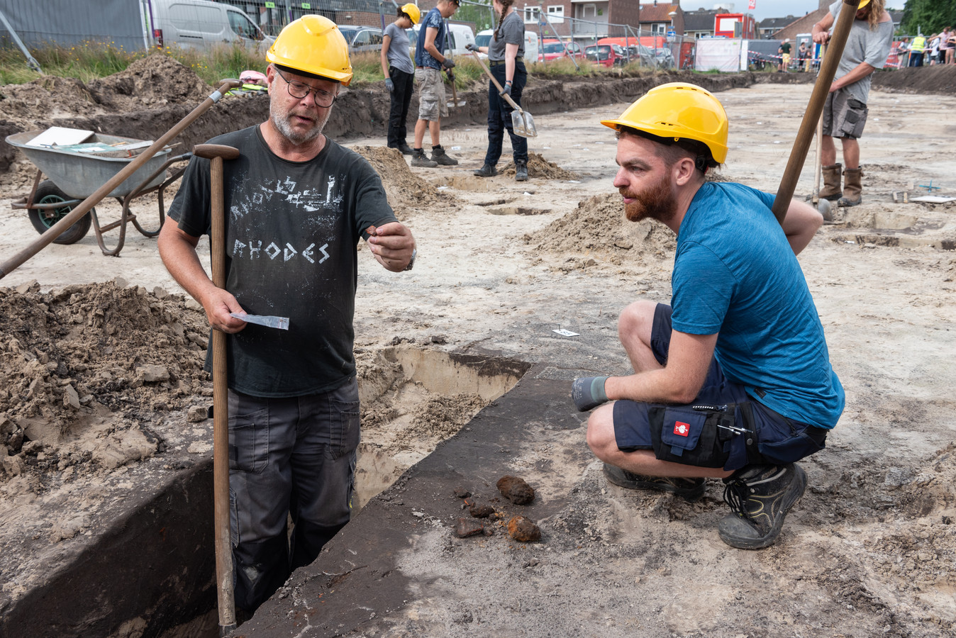 Het loopt storm bij archeologen die in Kruiskamp aan het speuren zijn ...