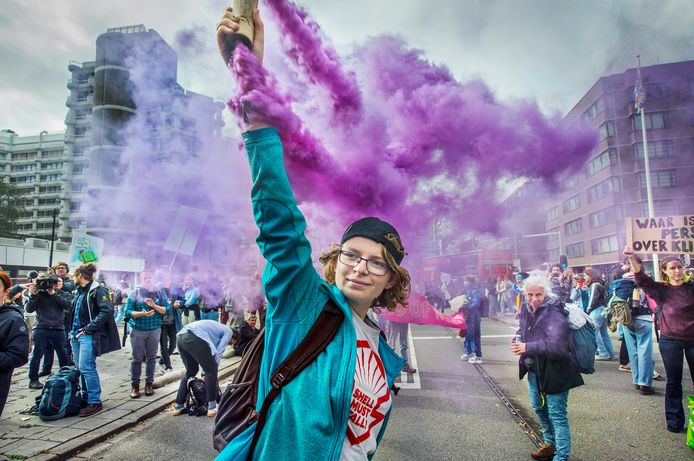 Jesse van Schaik (16) bij een actie van Extinction Rebellion. ,,Ik hoop dat jongeren wakker worden en mee gaan doen.’’
