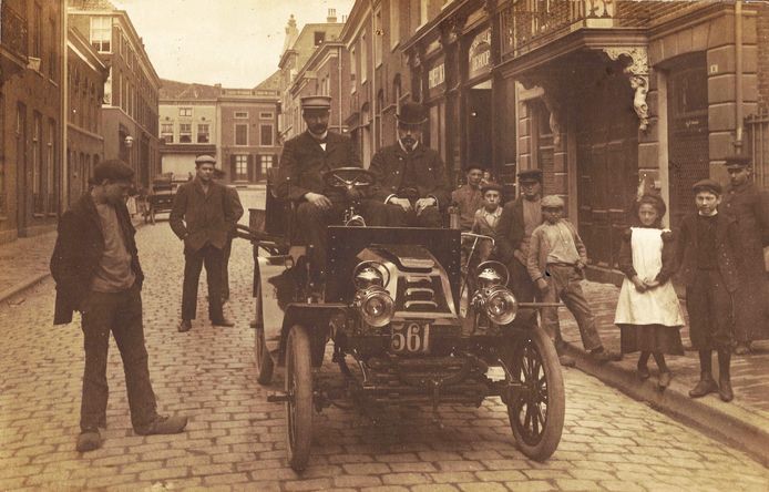 Cornelis (Kees) Bij 't Vuur rechts als passagier op een van de door hem gebouwde auto's in de Vossenstraat, ergens in de periode 1901-1905.
