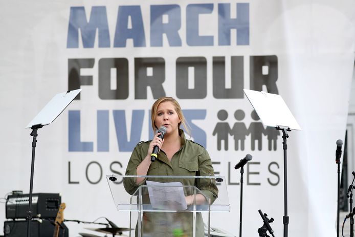 Actrice Amy Schumer spreekt tijdens een rally tegen wapengeweld in Parkland.