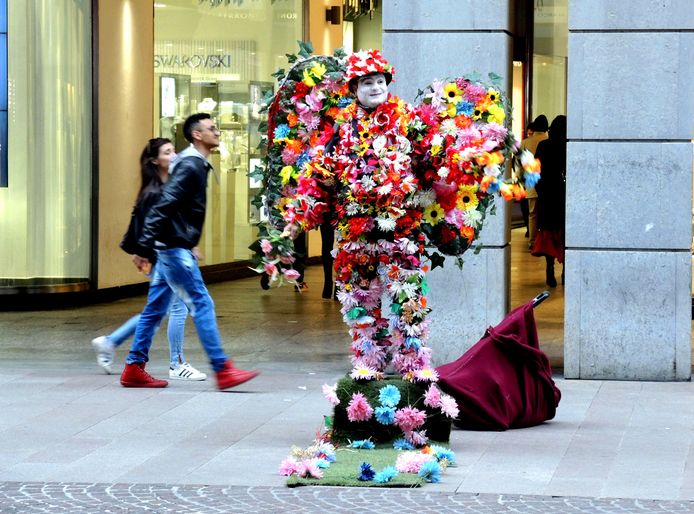 Een Roemeense immigrant staat als levend standbeeld de lente te verkondigen in het Italiaanse Milaan. Foto Piero Oliosi
