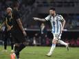 Lionel Messi viert een doelpunt tegen Curaçao.