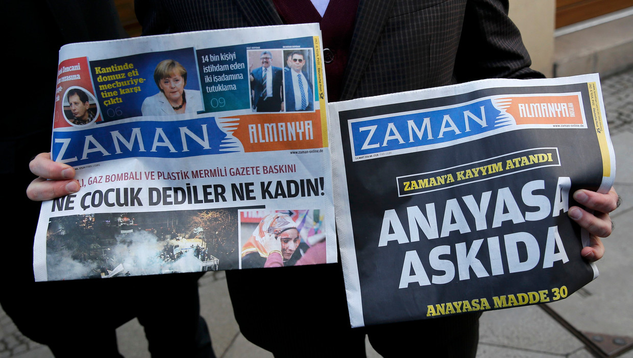 De editie van 5 maart en de Duitse editie van Zaman, een dag nadat de krant werd genationaliseerd. Beeld REUTERS