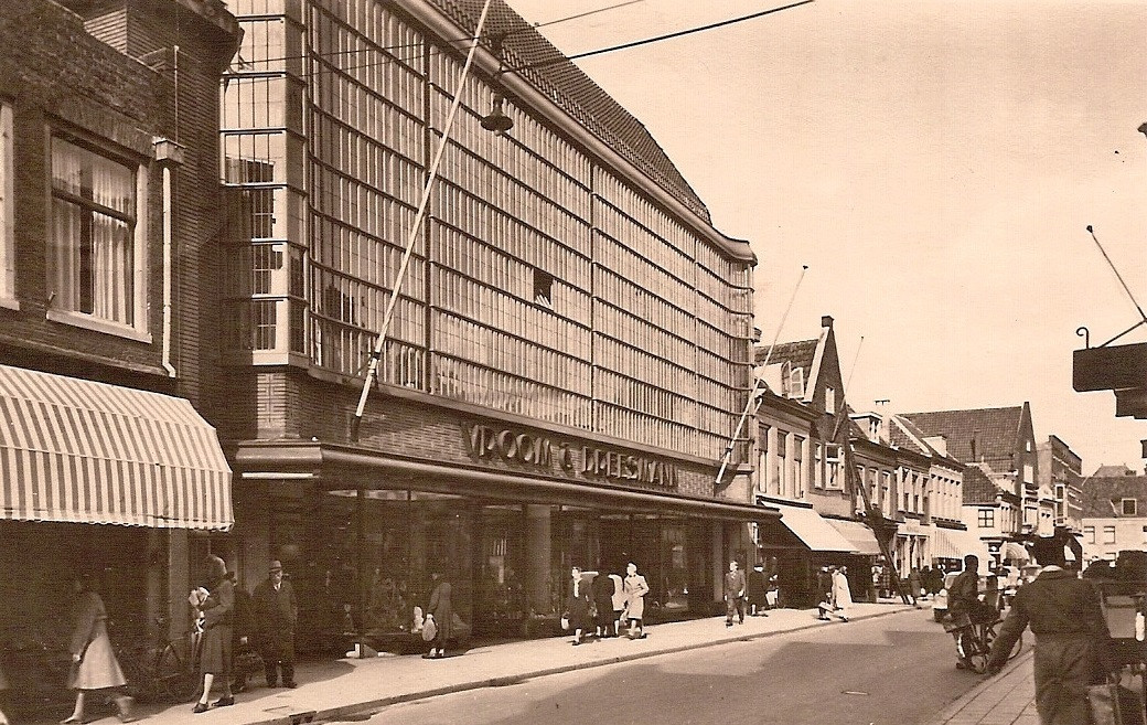 De V&D in de jaren 50 aan de Utrechtsestraat.