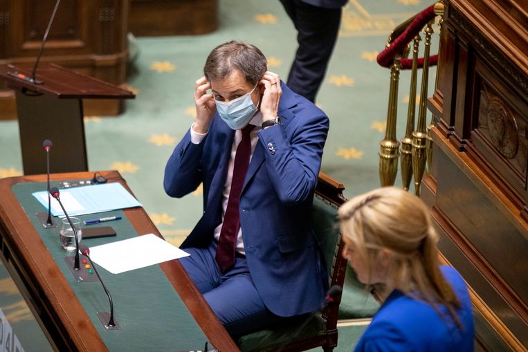 Premier Alexander De Croo en minister van Binnenlandse Zaken Annelies Verlinden moesten in het parlement heel wat vragen beantwoorden, nu een rechter de coronamaatregelen heeft veroordeeld. Beeld BELGA