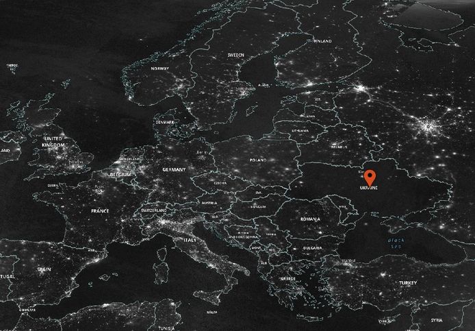 Questa foto è stata scattata il 24 novembre 2022, un giorno dopo la serie di bombardamenti russi sull'Ucraina.  A causa dell'interruzione di corrente, il paese è quasi completamente buio.