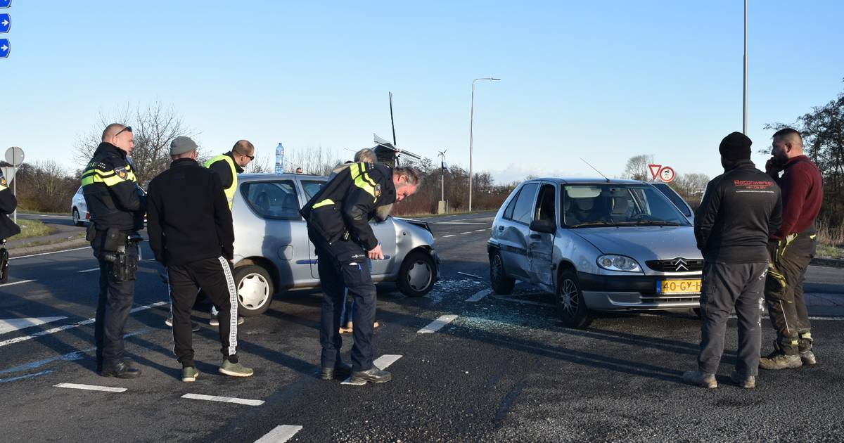 Vrouw raakt gewond bij botsing in Zuilichem en wordt naar het ziekenhuis gebracht