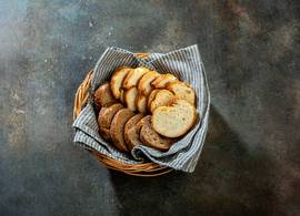Trap er niet in: dáárom krijg je vaak in restaurants een gratis broodje vooraf