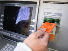 Nepbezorgers PostNL verwisselen bankpassen en ontfutselen pincodes: ook hoogbejaarde man (98) in Dokkum opgelicht