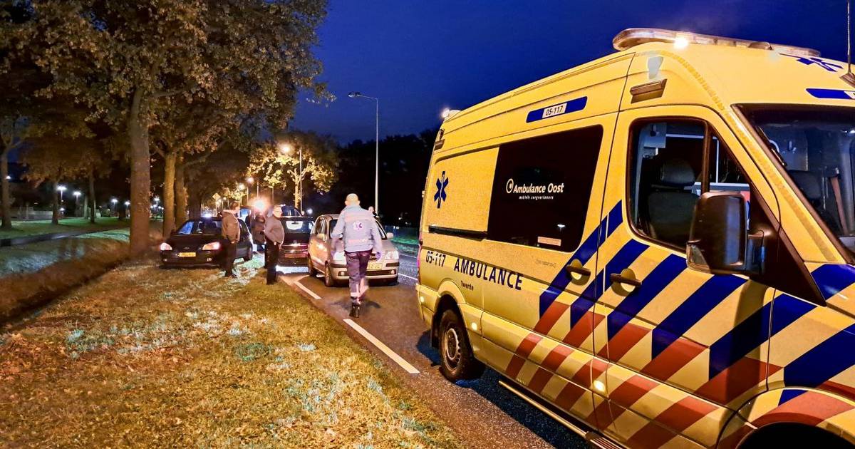Vier auto’s betrokken bij ongeluk in Enschede, 1 gewonde.