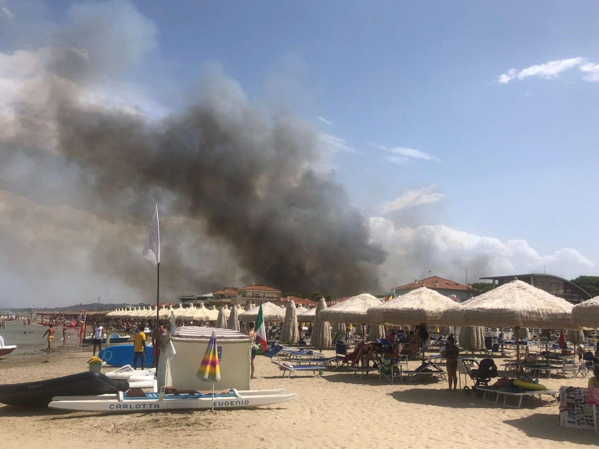 Strandgangers in Pescara kijken naar de rook die opstijgt uit het Dannunziana-reservaat.
