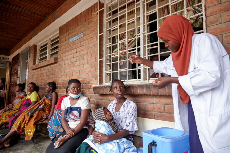 Een arts bij een kliniek in Blantyre, in het zuiden van Malawi, demonstreert hoe het vaccin wordt toegediend.  Beeld REUTERS