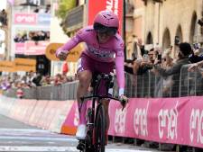Fenomenale Tadej Pogacar deelt keiharde dreun uit met geweldige tijdrit in Giro d'Italia: ‘Moest weer even wennen’
