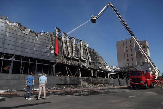 Op beelden van het leger is te zien hoe brandweerlieden nog altijd de brand in Odesa nablussen, die ontstaan was na een Russische drone-aanval.
