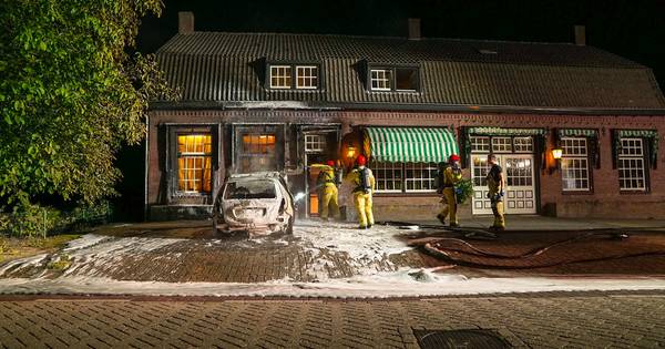 Auto brandt volledig uit in Leende, ook schade aan woning