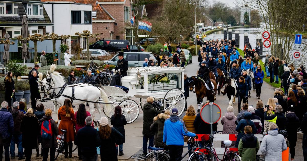 LIVE | Rouwstoet Esmee (14) rijdt door Leiden, veel mensen langs route om afscheid te nemen - Tubant