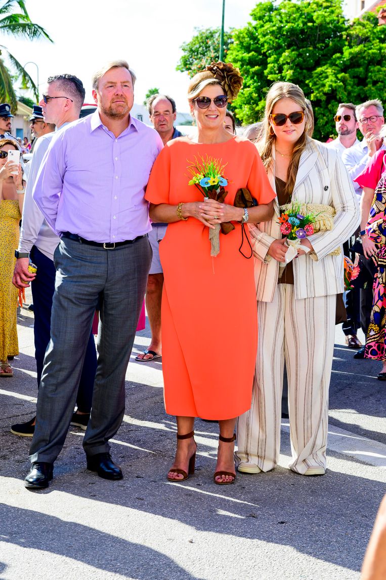 Zien: Máxima gaat voor kledingwissel op Aruba en straalt in deze frisse kleur Beeld Brunopress/Patrick van Emst