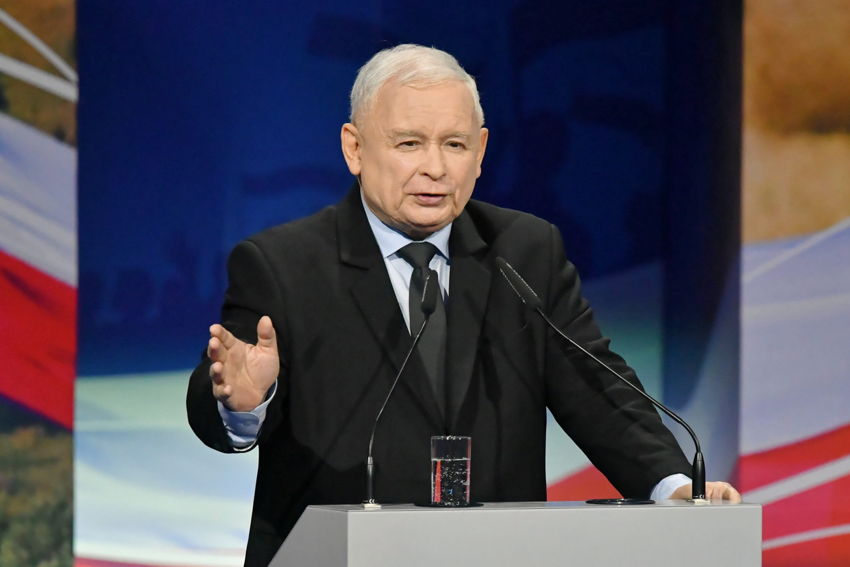 Partijleider Jaroslaw Kaczynski van PiS tijdens het partijcongres in Kielce, op 9 oktober.  Beeld EPA