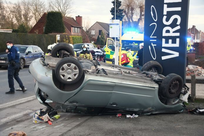 Bij het ongeval op het kruispunt van de Ledegemstraat met Clerck’s straat in Moorsele werd een grote ravage veroorzaakt.