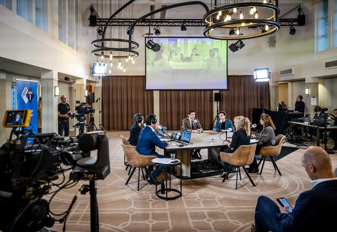 Lilian Marijnissen (SP), Jan Paternotte (D66), Lilianne Ploumen (PvdA) en Sophie Hermans (VVD) tijdens de NOS Verkiezingsuitzending op NPO Radio 1.