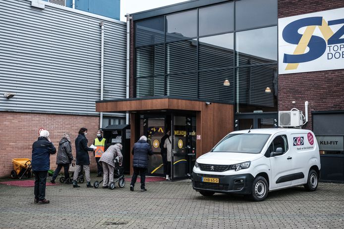 Mensen lopen naar binnen bij de topsporthal in Doetinchem, één van de vaccinatielocaties van de GGD in de Achterhoek. De personen op deze foto hebben niets te maken met de bedreigingen.