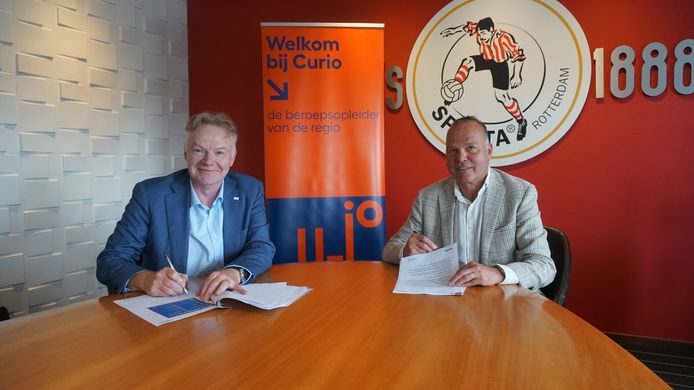 Ondertekening samenwerkingsovereenkomst met Rob Neutelings (li), bestuursvoorzitter Curio en
Henk van Stee, technisch directeur Sparta Rotterdam.