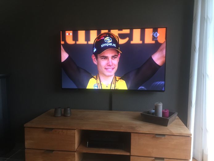 Wout van Aert thuis bij Jos van Aert op de buis. Jos kon Wout dit jaar alleen maar zien en volgen op de televisie.