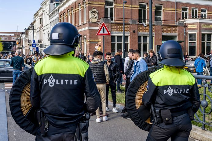 De politie en Mobiele Eenheid traden dinsdagavond op in de binnenstad van Breda.