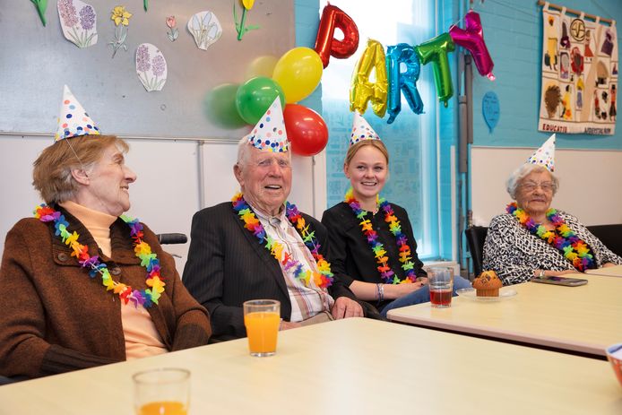 Samen de dag door bestaat tien jaar. Het is een initiatief van Swove en betreft dagopvang zonder indicatie. Op de foto vlnr mevrouw Jansen, mijnheer Koppen, stagiaire Merel Huizinga en mevrouw Hendrickx.