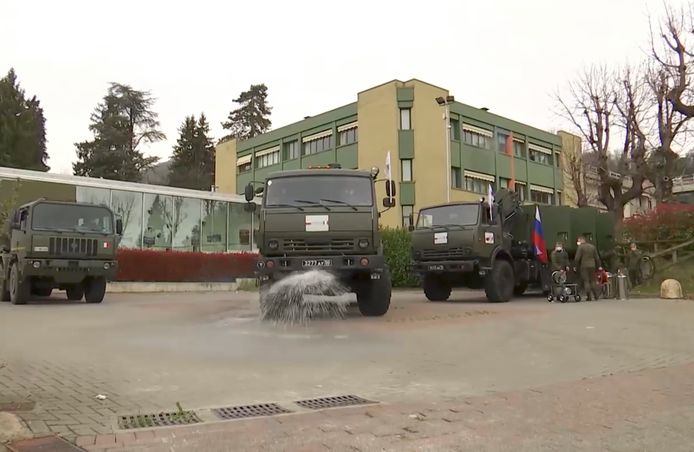 Russische militaire voertuigen kwamen vrijdag de omgeving van het ziekenhuis van het Italiaanse Albino (nabij Bergamo) ontsmetten.
