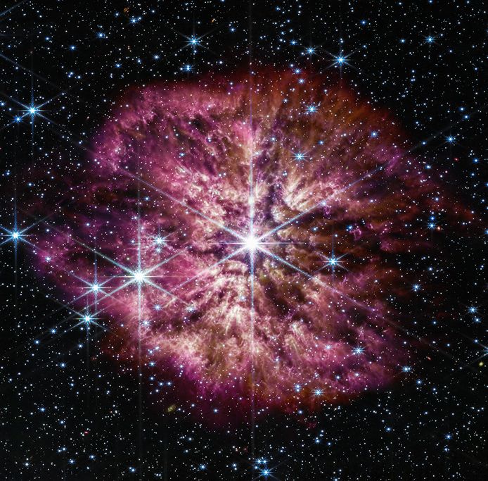 De stervende ster WR 124 vlak voor explosie. De foto werd gemaakt in juni 2022, maar vrijgeven door NASA op 15 maart 2023.