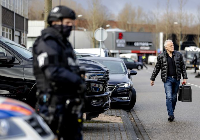 Peter R. de Vries komt aan bij de bunker, voorafgaand aan een zitting in het Marengo-proces. De vraag die nog boven de markt hangt: werd De Vries beveiligd, of waarom niet?