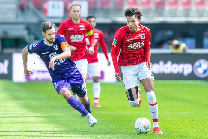 Oretis Kiomourtzoglu (links) begon weer in de basis bij Heracles. Zijn kopbal was de grootste kans van de wedstrijd voor de uitploeg die toch wel kansloos verloor. 


during the match AZ - Heracles