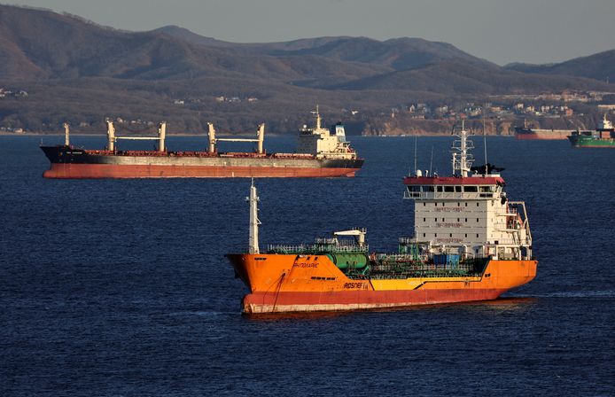 Olietanker ‘RN Polaris’ en een vrachtschip varen voor de kust van de Russische stad Nakhodka.
