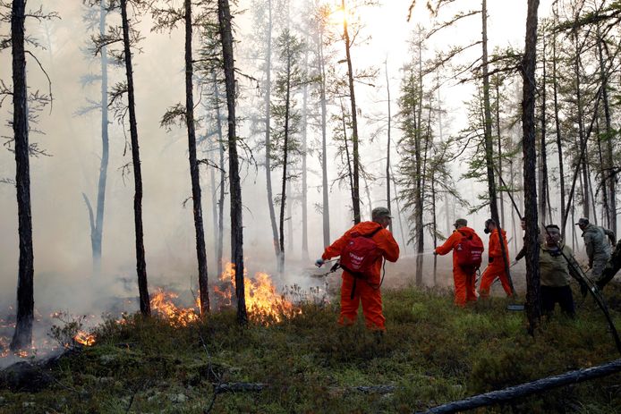 Brandweerlieden bestrijden het vuur in Jakoetië