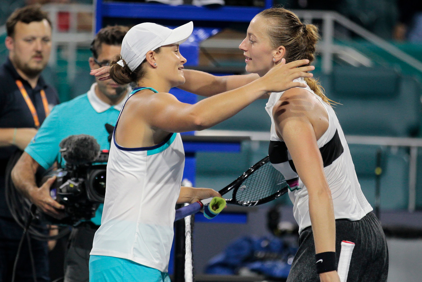 Ashleigh Barty (links) en Petra Kvitova.