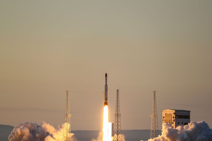 De Simorgh raket draagt 3 satellieten met zich mee.