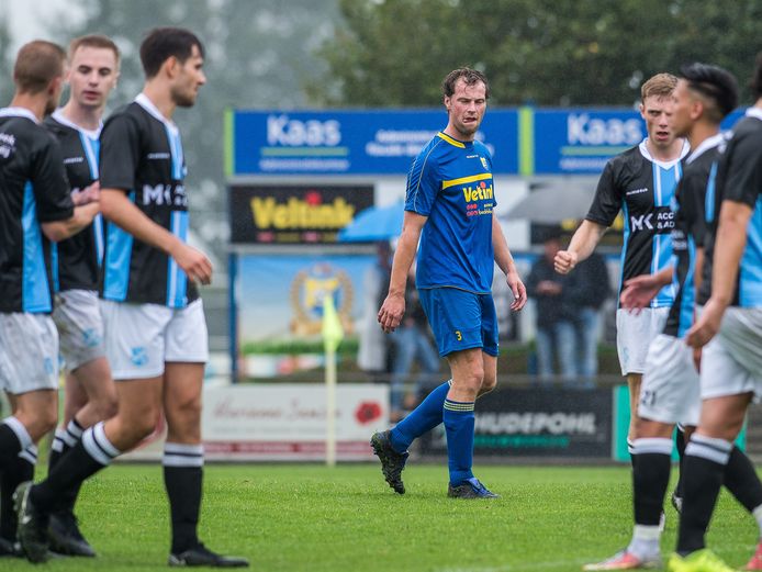 Vroomshoopse Boys-speler Rutger Schrijver baalt na de 0-1 van EVV.