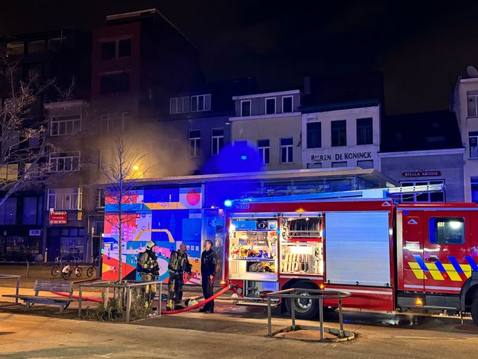 Auto brandt volledig uit in ondergrondse parking Sint-Jansplein: bijna ...