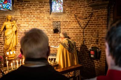 Plaquette van kunstenaar Berend Seiger krijgt plekje in Mariakapel Nicolaaskerk: ‘Mensen kunnen er e