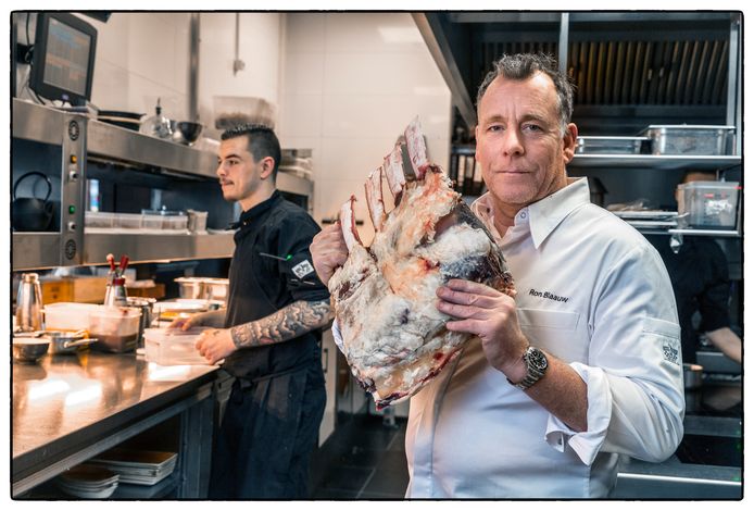 Geen loze uurtjes meer in de keuken van Ron Blaauw. ,,Nu is er gelijk reuring.''