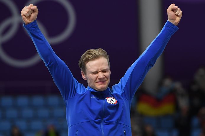 Een geëmotioneerder Håvard Lorentzen op het podium in de Gangneung Arena.