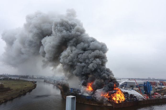 Brandweer Verwacht Woensdag Nog Hele Dag Bezig Te Zijn Met Blussen In Den Bosch Hoogst Uitzonderlijk Materieel Gebruikt Den Bosch Vught Bd Nl