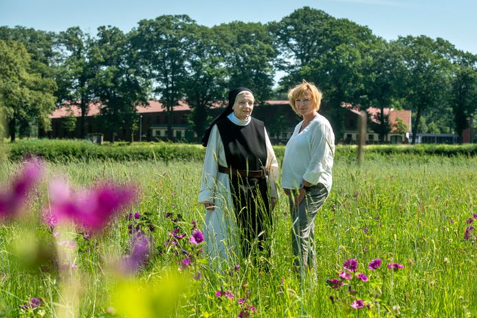 Locatiebeheerder Riny Bergervoet en zuster Gertrudis op Koningsakker, de natuurbegraafplaats bij abdij Koningsoord in Arnhem.